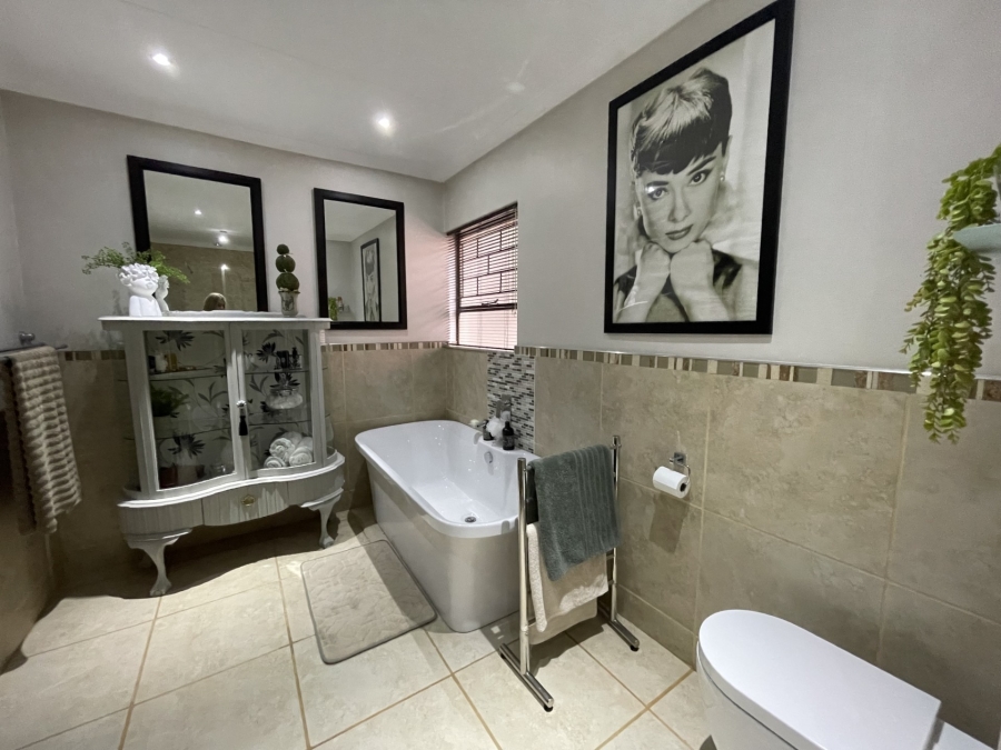 4 Bedroom Property for Sale in Heuwelsig Free State